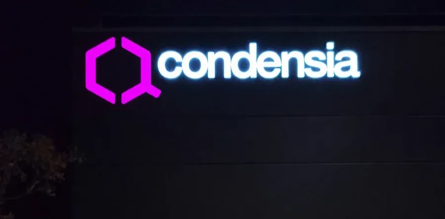 Rótulo luminoso exterior de Condensia, realizado por Àbac Rètols con iluminación LED y letras corpóreas.