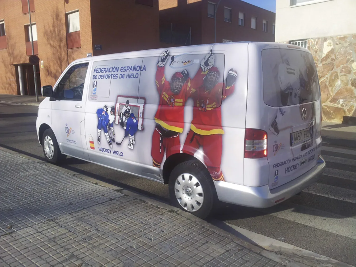 Furgoneta rotulada con vinilo impreso de gran formato y gráficos personalizados por Àbac Rètols.