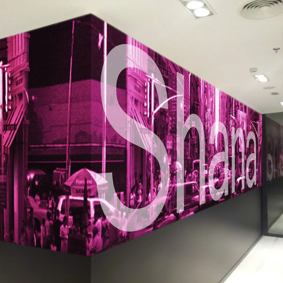 Vinilo decorativo de gran formato con composición gráfica personalizada instalado por Àbac Rètols en un espacio comercial.